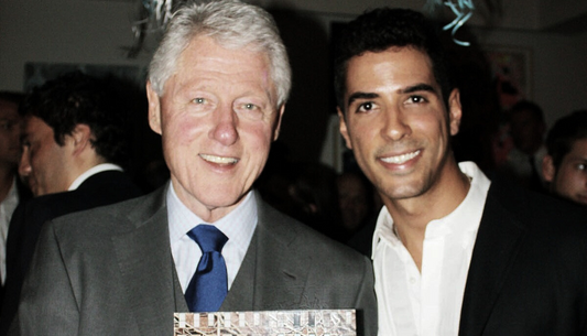 Panamanian Photographer Javier Gomez meets Bill Clinton in New York City